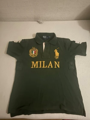 Milano chief keef polo - Den ikoniska chief keef polon. Den är mörkgrön med MILAN broderat på framsidan av pikén och har nummer 5 på ryggen och på ärmarna. Väldigt rare variant. Bild 4: litet hål vid armhålan, syns nästan inte alls även när du sträcker upp armen. Bild 5: litet hål som syns när du tittar nära. Kan sys ihop.
