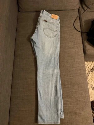 Ljusblå Lee Daren Zip Fly jeans W30 L32 - Säljer ett par ljusblå Lee Daren Zip Fly jeans i klassisk rak modell. Jeansen har fem fickor, dragkedjegylf och snygg Lee-lapp bak i midjan. Perfekta för dig som gillar en tidlös och clean look. Materialet är mjukt jeans-tyg som sitter skönt hela dagen. Är 170-175 väger ungefär 65kg och dom sitter verkligen bra! Köpt för ungefär 1199kr