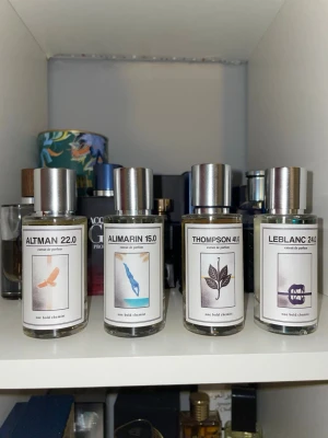 Altman 22.0 - Fyra exklusiva parfymer från One Bold Chemist: Altman 22.0, Almarin 15.0, Thompson 41.0 och Leblanc 24.1. Flaskorna är genomskinliga med silverfärgade lock och stilrena etiketter med grafiska motiv. Perfekt för dig som vill ha unika dofter i snygg design.