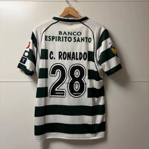Ronaldo 2003 fotbollströja Sporting Lisbon - Helt ny fotbollströja från Sporting Lisbon. Strl S