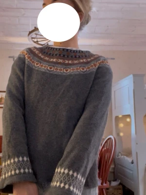 Stickad tröja jumperfabriken  - Mönstrad stickad tröja från jumperfabriken. Fint skick utan hål. 