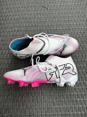 Vita och rosa Puma fotbollsskor - Helt nya aldrig använda! Skriv vid funderingar!