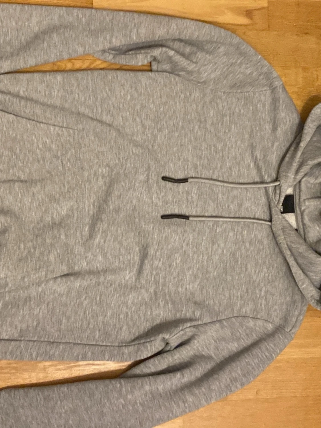 Grå hoodie med dragsko