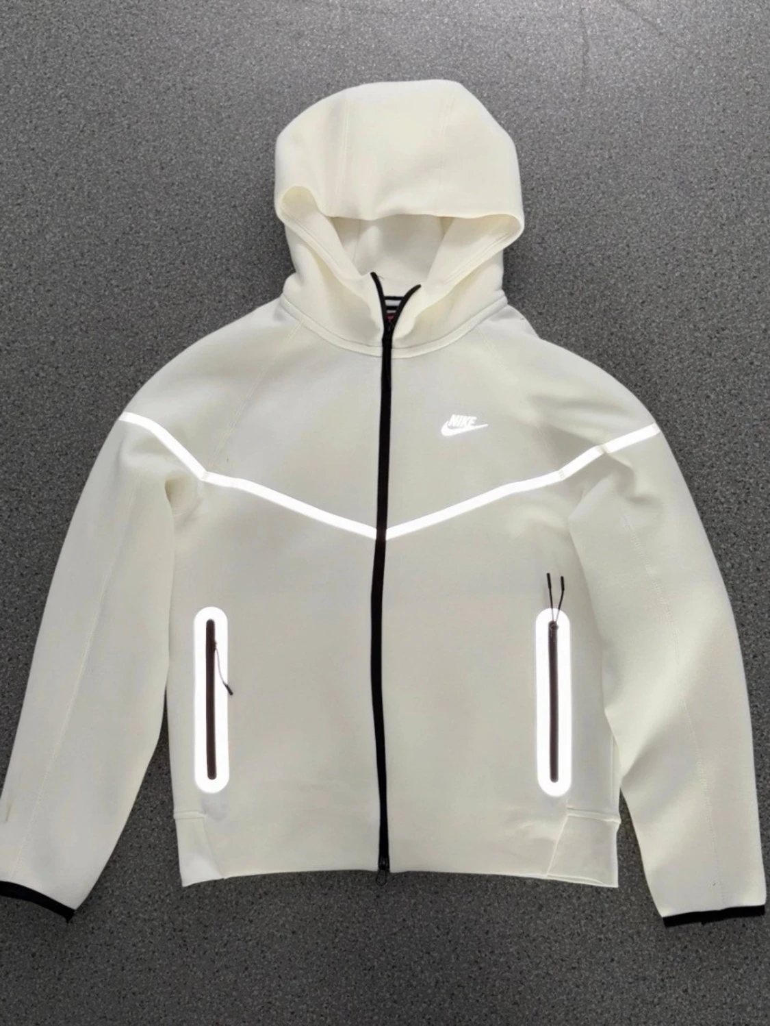 Vit Nike hoodie med reflexdetaljer