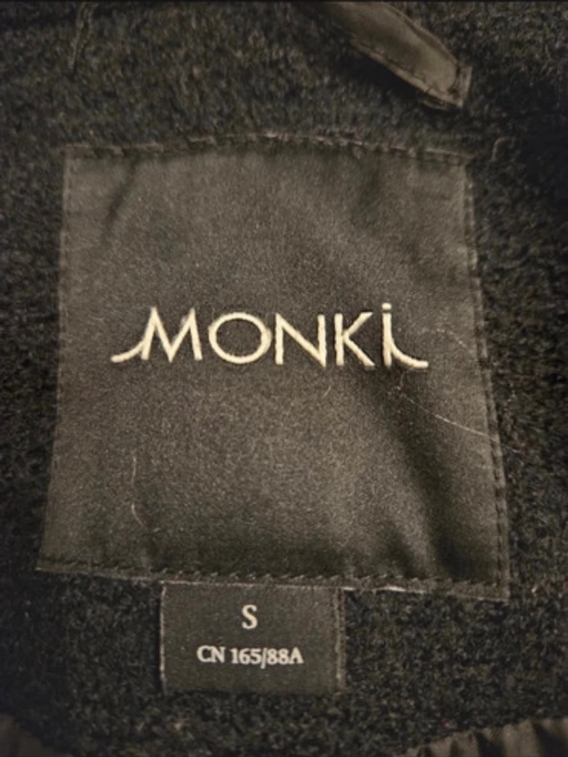 Svart kappa MONKI - 2