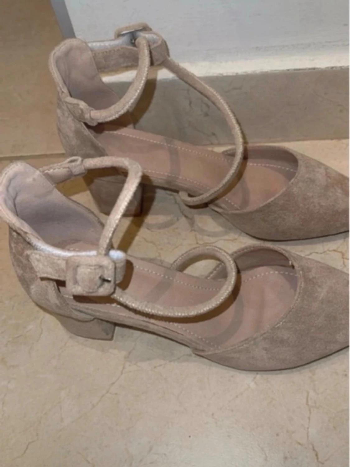 Beige mocka pumps med remmar - 3
