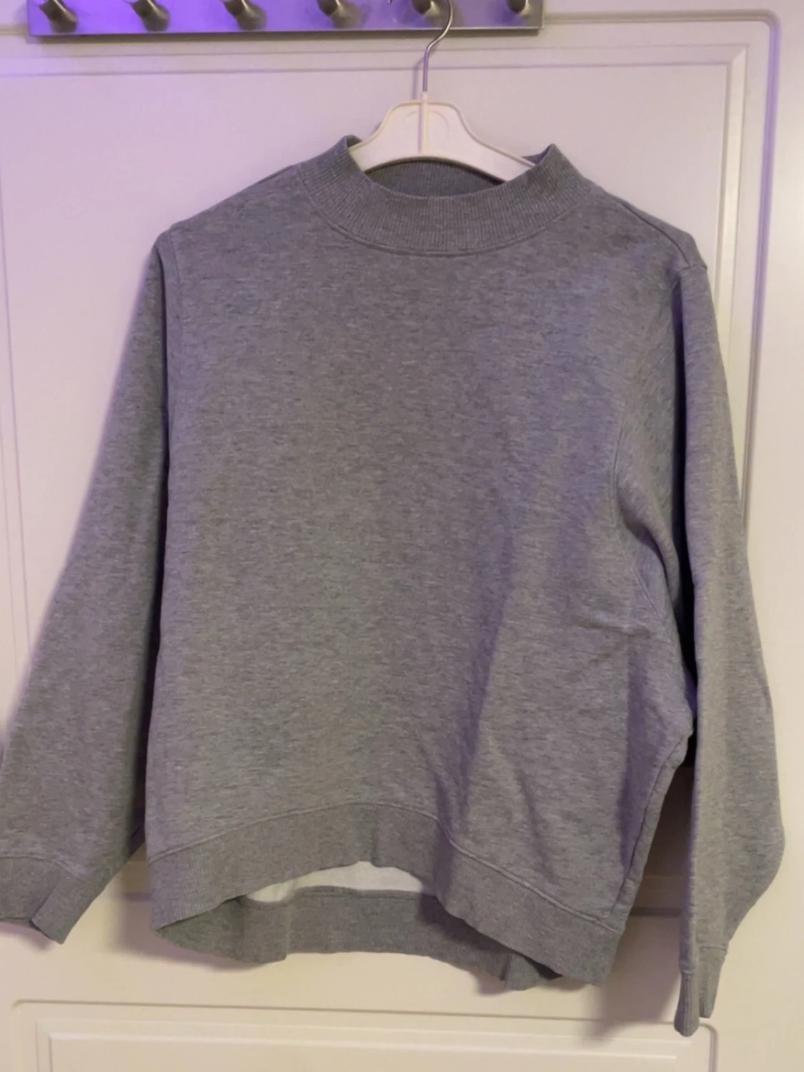 Grå basic sweatshirt med rund hals
