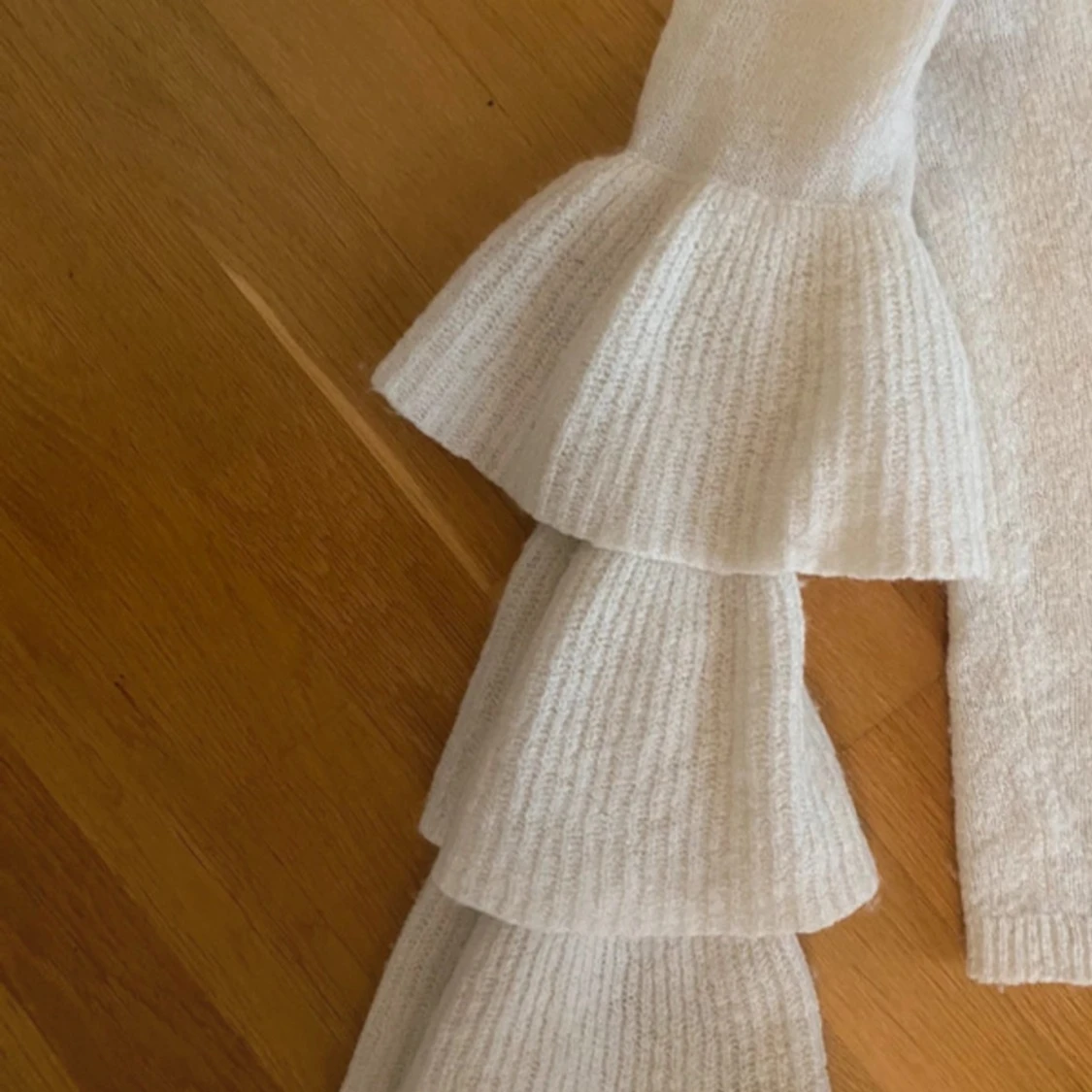 Vit stickad tröja med volangärmar NA-KD - 3