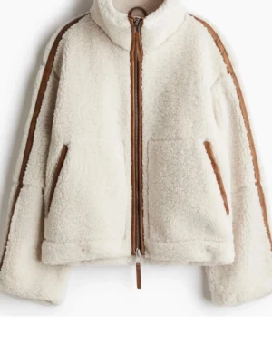 Beige teddyjacka med bruna detaljer - Har denna i S och undrar om någon som har den i M vill byta💕 Går även i andra färger