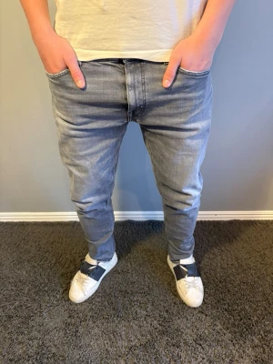 Tiger of Sweden Jeans - Snygga grå jeans från tiger of Sweden. Byxorna har en slim passform. Storlek 32. Model på bilden är 184cm