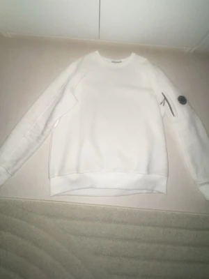 C P Company  - Den är en vit tröja och jättebra skick 