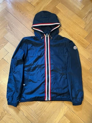 Moncler windbreaker jacka - Säljer en fet windbreaker från Moncler i size 2 vilket motsvarar medium. Inga defekter alls.