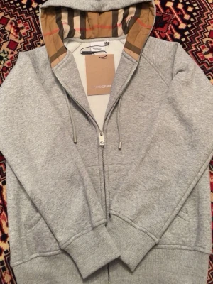 BURBERRY kofta - Helt ny burberry kofta och oanvänd den är s men mer som xs