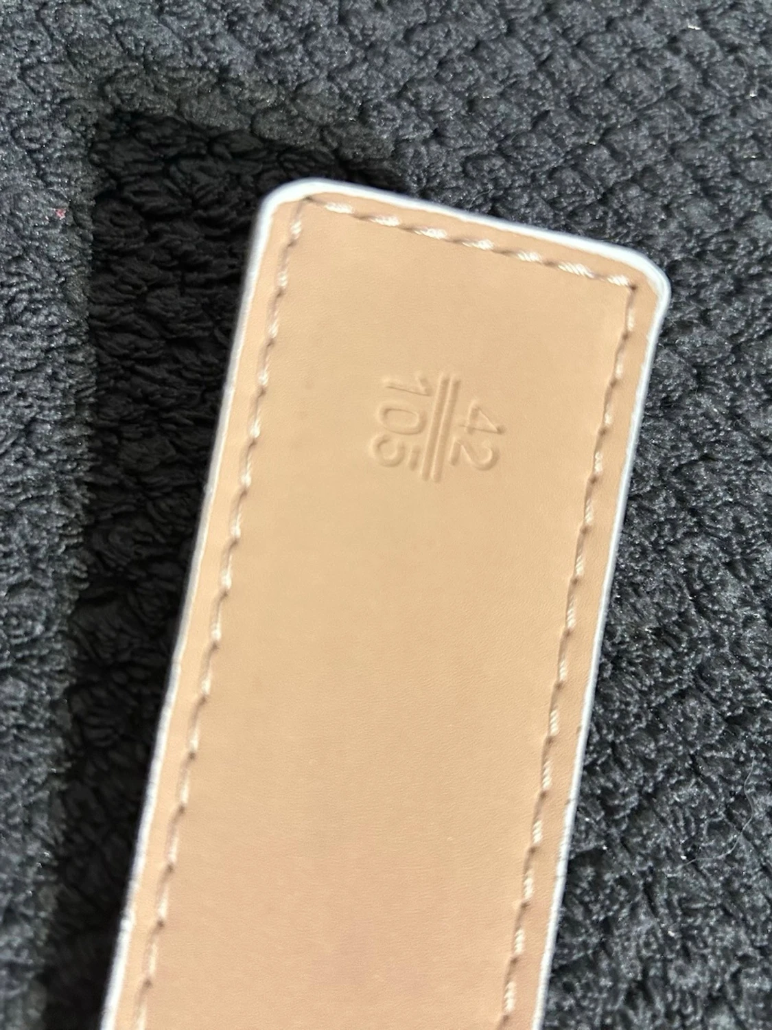 Vitt bälte med guldlogga - 2