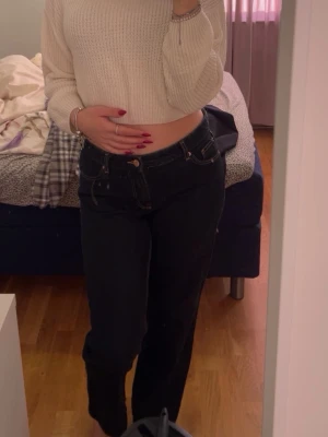 Mörkblåa raka jeans med låg midja - Snygga mörkblåa jeans med låg midja och raka ben. Klassisk modell i jeansmaterial, perfekta till en avslappnad stil. Passar dig som gillar en enkel men trendig look.