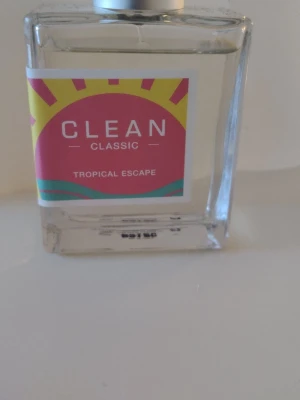 Clean tropical escape  - Clean tropical escape 60ml se bild för mängd. Mina parfymer förvaras i en byrålåda i klädkammare. 
