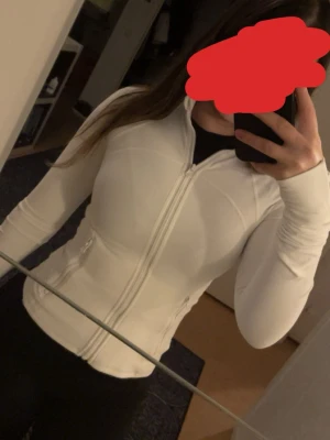 Vit träningskofta glowmode - Säljer en jätte fin träningskofta från shein glowmode. Kvaliteten är mycket bättre än andra träningskoftor från shein. Har använt en gång bara eftersom ja inte tycker färgen passar mig.