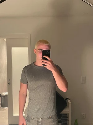 2xGrå tränings-tshirt från Intersport  - Säljer en grå t-shirt från Intersport  med diskret logga på bröstet. T-shirten är kortärmad och har en sportig design, perfekt för träning. Materialet är mjukt och känns som polyester, vilket gör den bekväm och lätt att bära.