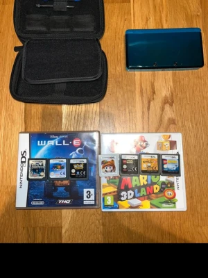 Nintendo 3DS med 6 spel, fodral och laddare ingår - Ett Nintendo 3DS i turkos färg med fodral, pennor, laddare och spel som ingår. Allt som behövs för att kunna spela på bästa sätt. Nintendot är i bra skick och har en 3D inställning som gör att skärmen ser coolare ut.  Spelen är super mario 3D land, Lego Star Wars, Lego Batman, Super Mario 64 DS, Transformers, Rayman & WALL•E