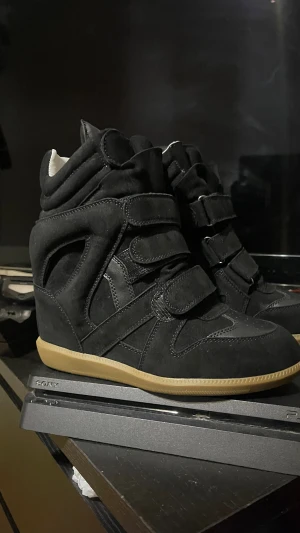 Isabel Marant skor - 💕!. helt nya  oanvänd skick  med dustbag och bubble wrap, ( ingen box och ingen kvitto) fick de som present! Kan gå ner i pris vid snabbfär! hör av dig för mera bilder eller om du har funderingar 