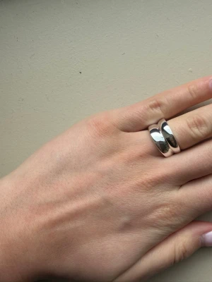 Silverringar - Ringen på de två första bilderna är ifrån &Other Stories. Ringen på den tredje bilden är ifrån ANI. De säljes tillsammans som ett set i storlek 17 på båda. 699kr för BÅDA ringarna. Kan diskutera pris om du vill köpa endast en av dem. 😊