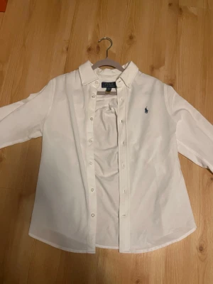 Vit skjorta från Polo Ralph Lauren - Hej säljer en Vit Ralph Lauren skjorta | Stl 14-16 år ca 160 cm typ XS | Skick 9/10 inga problem och 100% äkta med verifiering från Raffes egna hemsida | Hör av dig ⭐️