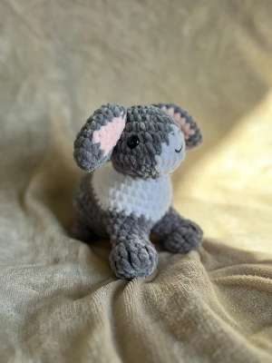 Virkad kanin  - Den är ca 19 cm hög 🌸Kaninen har Säkerhetsögon som inte rekommenderas för barn under tre år!