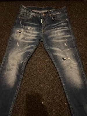 Dsquared2 blå jeans - Säljer ett par riktigt unika Dsquared2 jeans. Aldrig använt dom och de är felfria. Passar xs-m beroende på hur du vill att dom sitter. Skriv om du har några frågor. Mvh