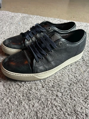 Lanvin skor - Säljer nu min lanvin cap toe skor - skick 8/10 - storlek 41/42 - påse tillkommer ej - hör av er om ni är intresserade, priset är inte hugget i sten!🔥