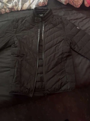 Svart pufferjacka från armani  - Snygg svart pufferjacka från armani med dragkedja framtill och ståkrage. Jackan har diskreta logodetaljer på bröstet. Skriv ifall ni undrar något, pris går att diskuteras
