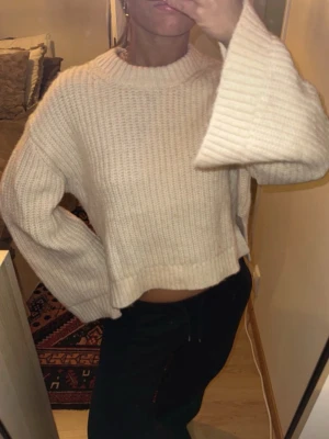 Stickad tröja - Jättesnygg cremefärgad tröja med slits i ärmarna och på sidorna 👏🏼👏🏼