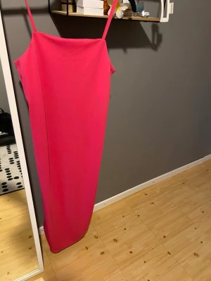 Rosa klänning  - Rosa klänning med en liten slits. Använt en gång så den är som ny