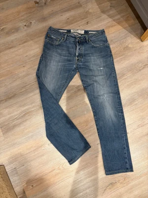 Jacob cohën jeans modell 688 - Ett par eftertraktade Jacob Cohen jeans i modellen 688 säljes. Jeans med snygga slitningar som ger en modern och stilren look, perfekta att matcha till både vardag och mer uppklädda tillfällen. Storlek 34. I fint skick och redo för en ny ägare. Bara att skriva om du undrar något 🤗Size är 34