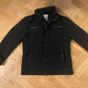 Svart J-Lindberg Jacka i storlek L-M - Spontan köp som inte kommit till andvändning😅 Har inga defekter över huvud taget 9/10 skick. Jackan är i storlek L men funkar som M om. Pris är diskuterbart!