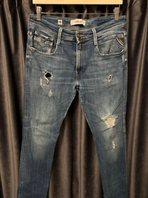 Replay anbass aged 05 - Replay anbass aged 05 - skick 8/10, fint skick utöver att de är lite slitna i skrevet och där bak (bild 5&6) - storlek 32/32 - extremt feta slitningar på dessa jeans, även väldigt sköna - hör av er vid frågor🤝