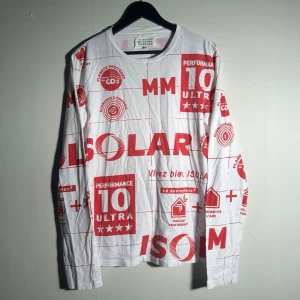 Maison Martin Margiela ”Isolar” longsleeve - Vid köp av fler produkter erbjuds bättre pris. Skriv vid ytterligare frågor eller funderingar🤝 Storlek: 50, passar som M/L. Mått: Längd 71 cm. Bredd 49 cm.