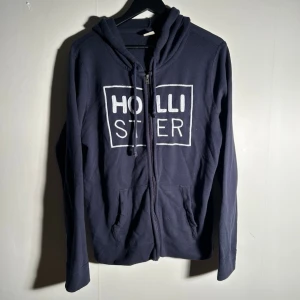 Hollister hoodie - Vid köp av fler produkter erbjuds bättre pris. Skriv vid ytterligare frågor eller funderingar🤝 Storlek: S. Mått: Längd 66 cm. Bredd 51 cm.