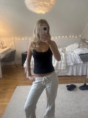 ROXY - linnebyxor  - Jättefina linnebyxor till sommaren från Roxy. Säljer då jag har samma modell i andra färger och de därför inte kommer till användning. Max använda två gånger förra sommaren 💕💕