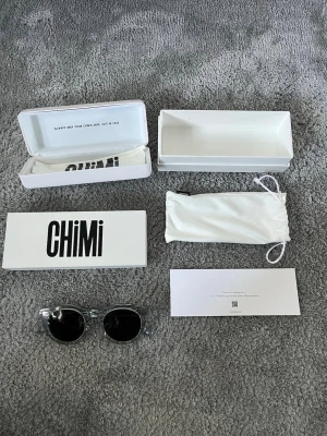 Chimi solglasögon  - Säljer ett par Chimi solglasögon i modellen 003 allt på bilderna ingår. Skick 10/10 använda någon gång bara nypris - 1400kr säljs - 499kr!