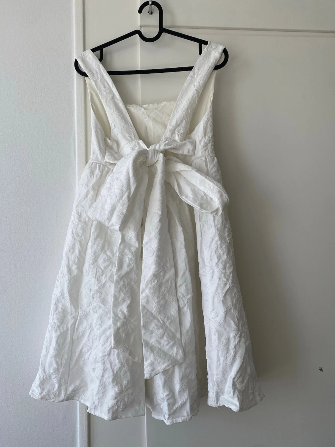 Vit spetsklänning med rosett - 1