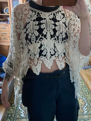 Somrig  overshirt - Mönstrat övertyg. Vet inte korrekta tarmen men ett tröjformat tyg som bärs ovanpå klänning, tröja eller annat underplagg. Vacker sommar detalj. Passar i princip alla storlekar då den är stor i nacken och armarna, men hänger väll längre ner på midjan ju mindre storlek man har.