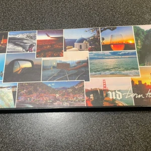 Urban Decay Born To Run ögonskuggspalett - Urban Decay Born To Run ögonskuggspalett med collage-inspirerad förpackning. Paletten innehåller flera nyanser i olika färger, perfekt för kreativa och färgstarka ögonmakeuper. Snygg och praktisk design som passar i sminkväskan.