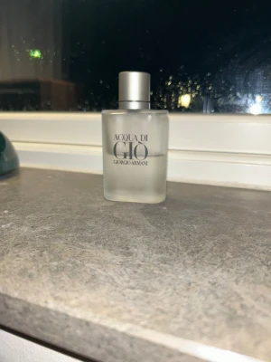 Acqua di Giò parfym Giorgio Armani - Fräsch parfym från Giorgio Armani, Acqua di Giò. Flaskan är matt och frostad i glas med silverfärgad kork och stilren design. Doften är klassisk och populär, perfekt för dig som gillar en fräsch och tidlös känsla.