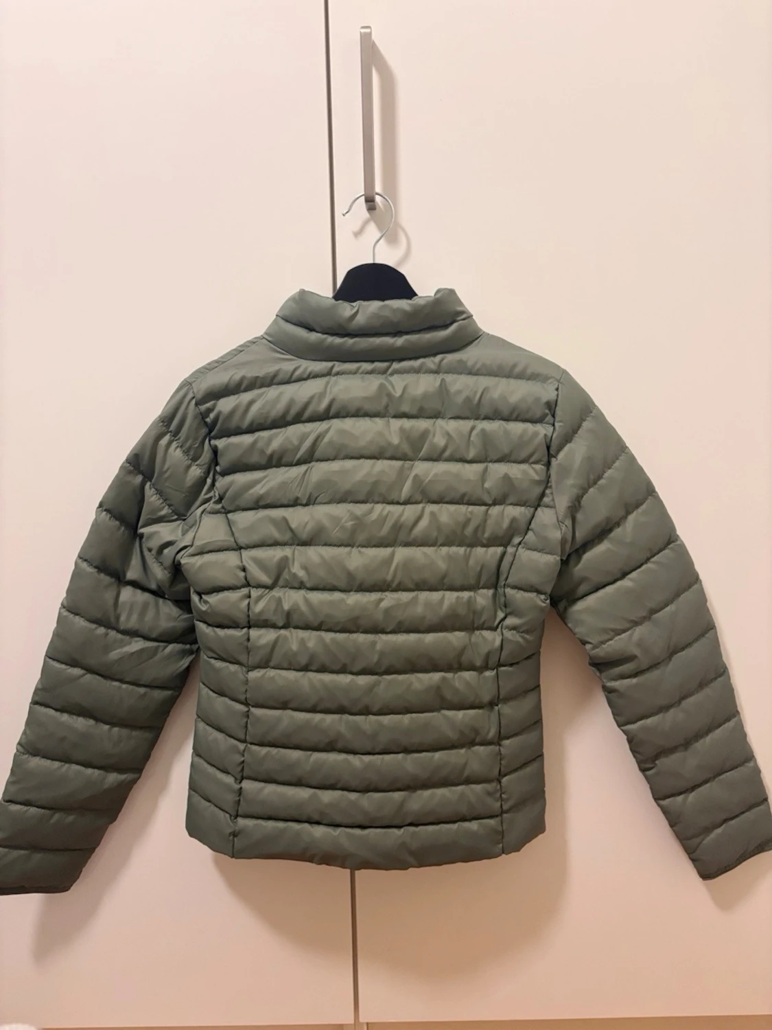 Grön pufferjacka med dragkedja - 1