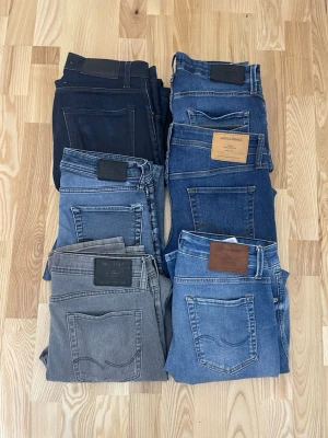 5x jack & jones och 1x tiger of sweden jeans - Perfekt för dig som vill börja med återförsäljning eller bara vill fylla på i gadoroben! 29-34 (endast bra storlekar) Mycket bra skick på jeansen! du betalar 90kr per byxa! Hör av dig vid minsta fundering