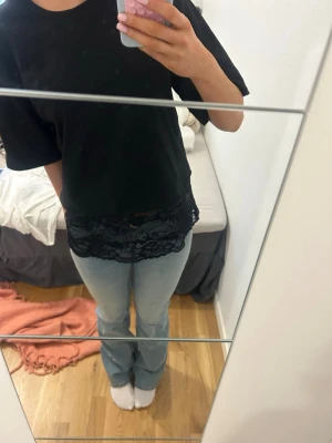 Ljusblå bootcut jeans - Säljer ett par ljusblå bootcut jeans med klassisk femficksdesign och låg midja. Från Nelly och aldrig använda!