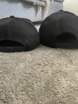Svart snapback keps - Två kepsar båda för 100 kr 