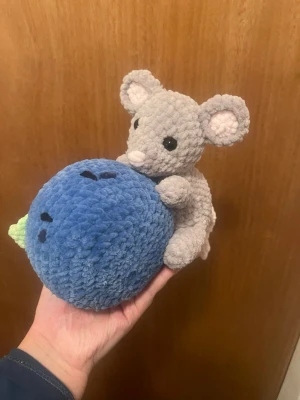 Virkad mus med blåbär - Handvirkat i mjukt polyester garn!