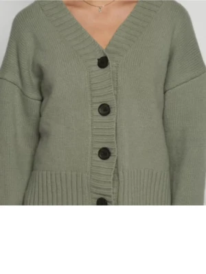 kofta med knappar - olivgrön kofta från hm! storlek M men funkar även för ngn som bär storlek S!