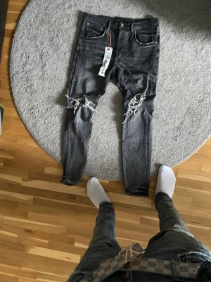 Purple Brand jeans  - Jag säljer mina purple brand jeans sprillans nya. Storlek 33. Tag kommer med fram och bak. Ordinariepris 2200kr.